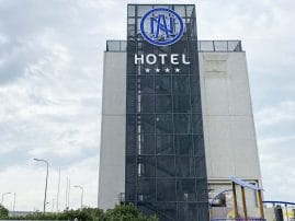 La facciata di AN Hotel Melegnano col nuovo logo ufficiale di AN Hotels e il conferimento ufficiale della quarta stella di qualità