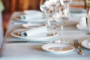 Tavolo elegantemente apparecchiato al Ristorante Privé dell’AN Hotel Milano San Donato, con mise en place raffinata e luce naturale