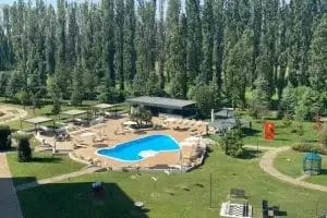 Piscina all’aperto con solarium nel parco dell’AN Park Hotel Milano Settala, lounge ombreggiate e verde scenografico.